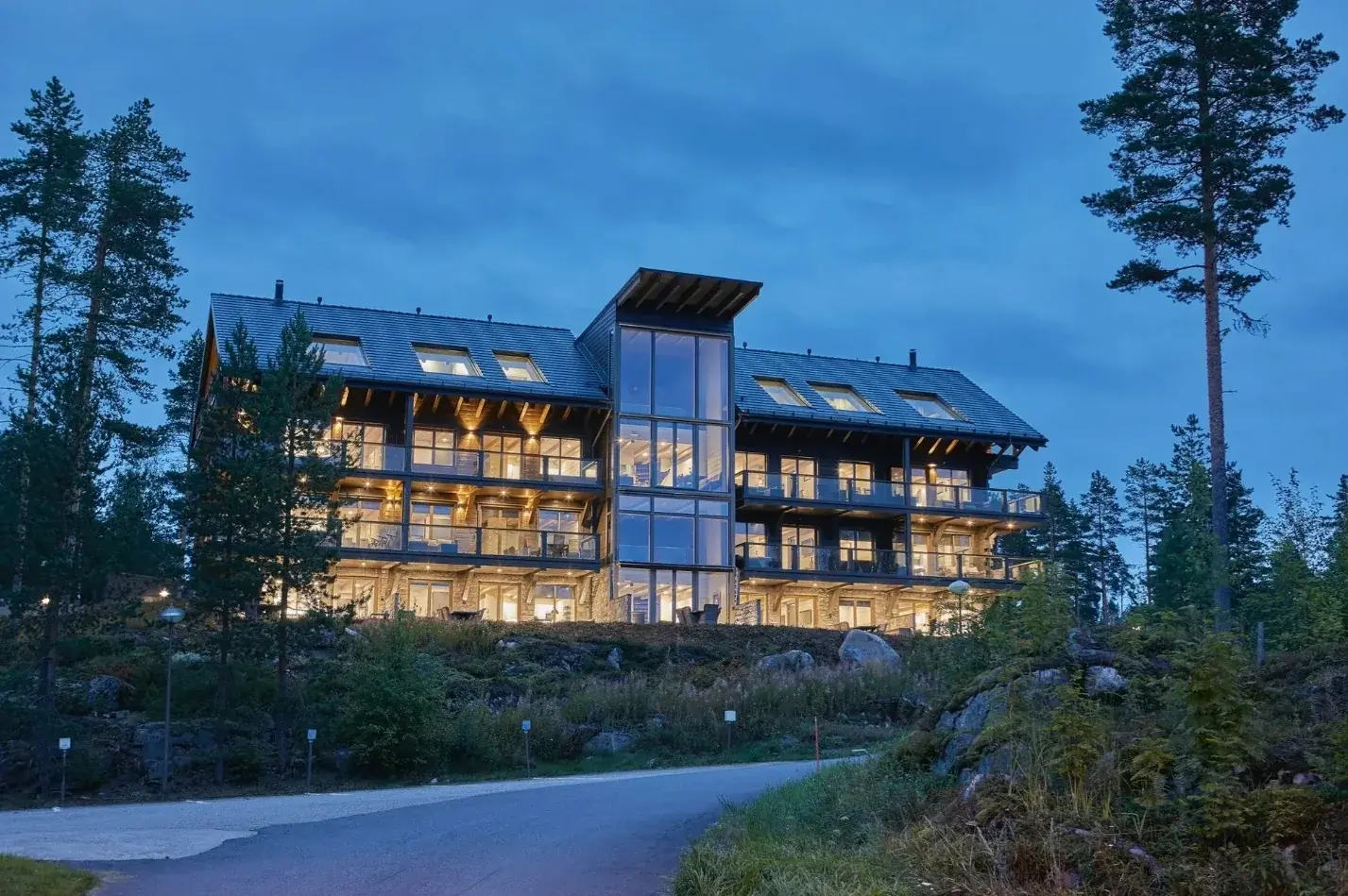 Naava Chalet järven puolelta iltahämärässä