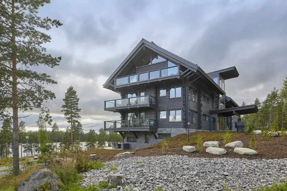 Naava Chalet sivulta kuvattuna järvimaisemassa