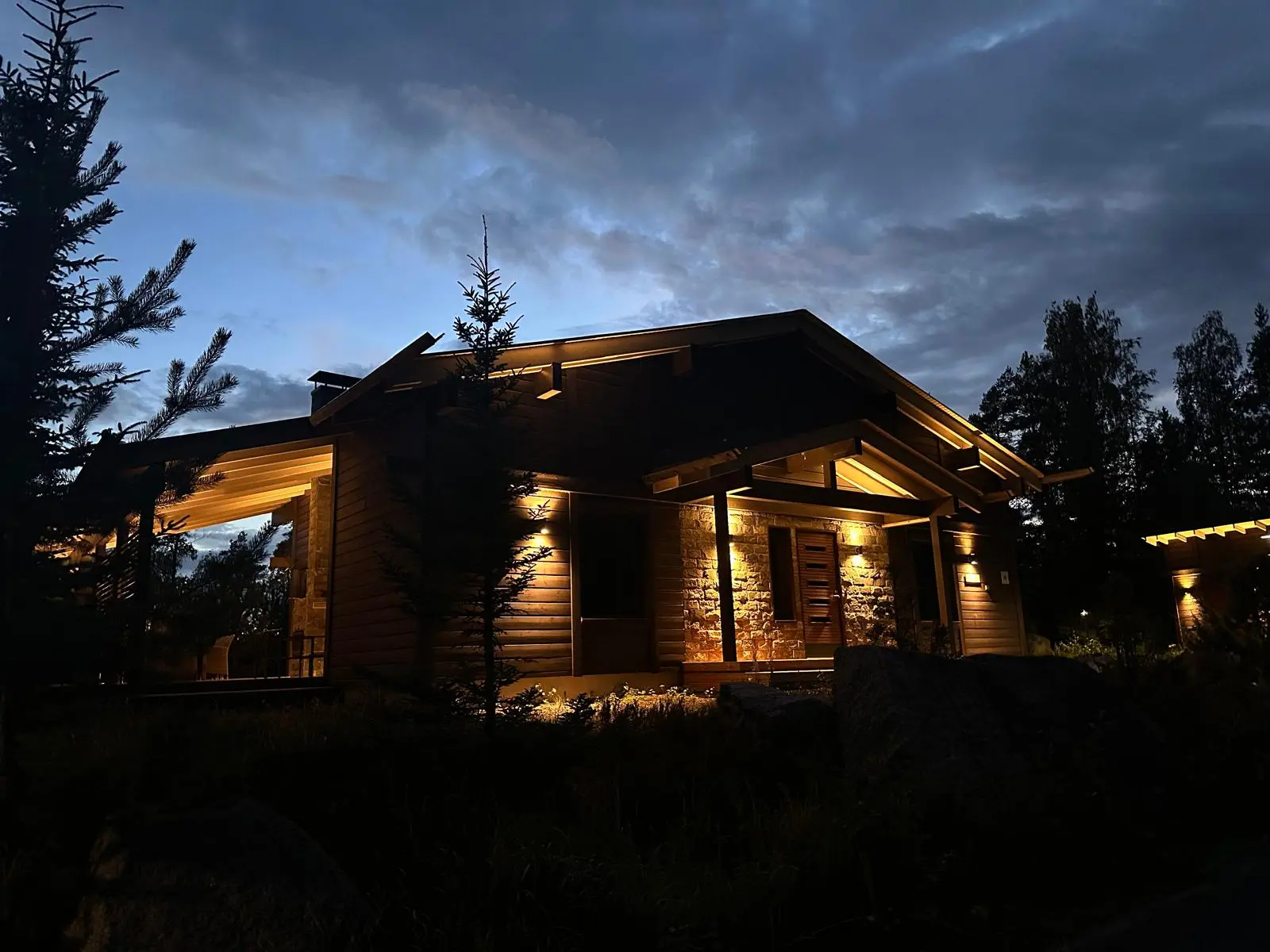 Naava Resort Luppo iltahämärässä